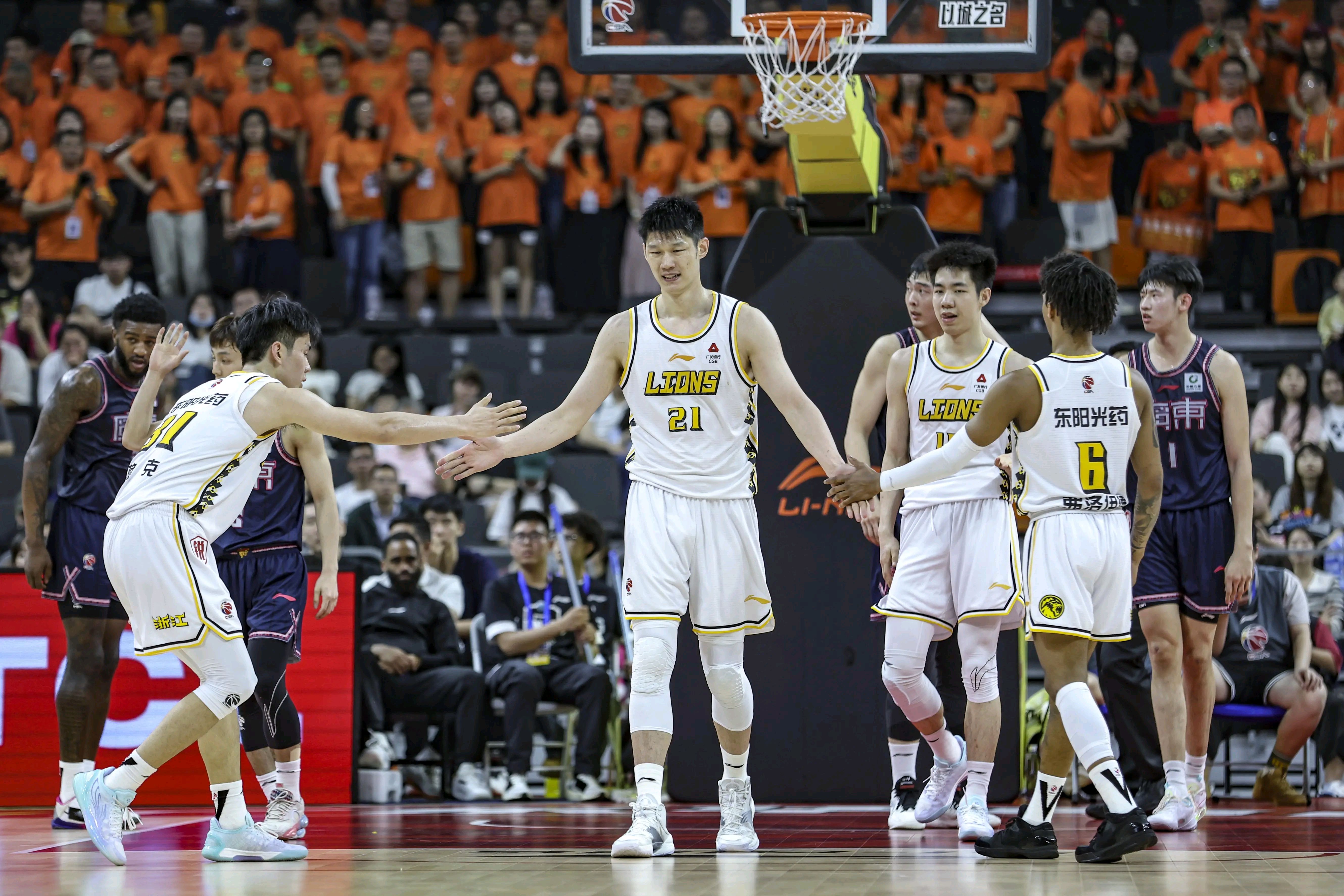 开云体育下载-广东粤体育馆内球迷尖叫声不断,主队奋勇拼搏赢得胜利