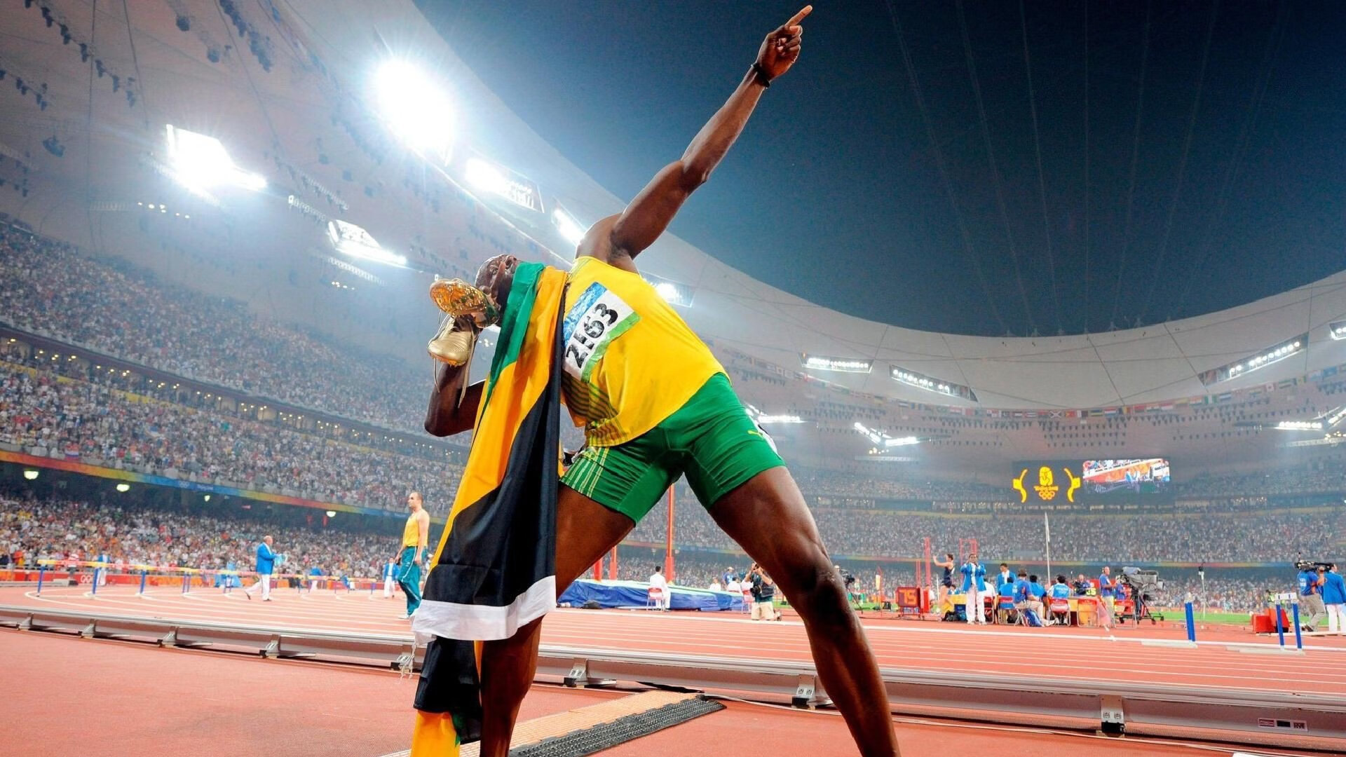 开云体育官方网站-F1街道赛之夜，库里用实力证明自己，在引擎轰鸣中投出决定性三分